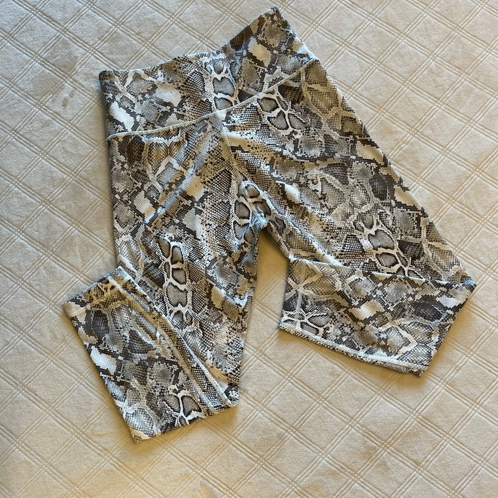 Victoria’s Secret Sport Leggings Leopard - Picture 3 of 6